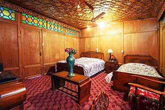 Comfy Royal Dandoo Palace - Houseboat, Srinagar 1